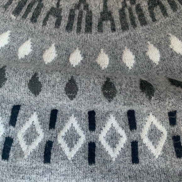 Women’s Time and Tru Gray/Black/White Patterned Sweater W/Silver Threading. XXL - Picture 2 of 4